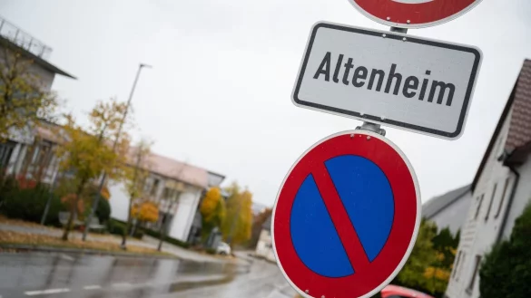 Ein Schild weist auf ein Altenheim hin. - &copy; Sebastian Gollnow/dpa/Symbolbild