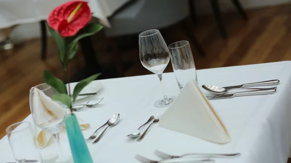 Ein eingedeckter Tisch wartet in einem Restaurant auf G&auml;ste. - &copy; Matthias Bein/dpa