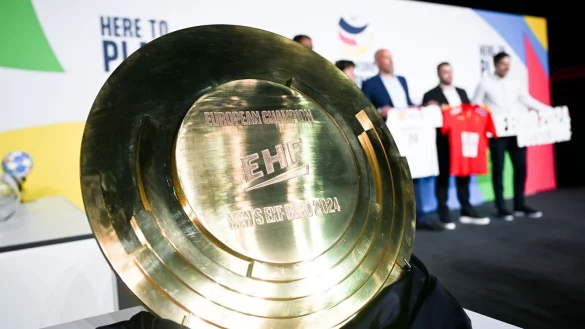 Die neue Troph&auml;e f&uuml;r die Handball EM 2024 steht bei der heutigen Auslosung der Gruppenphase. - &copy; Federico Gambarini/dpa