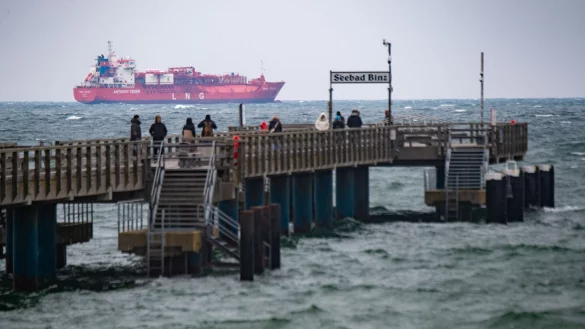 Ein LNG-Shuttle-Tanker vor der K&uuml;ste der Insel R&uuml;gen. - &copy; Stefan Sauer/dpa