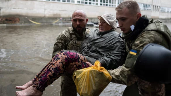 Rettungskr&auml;fte bringen eine verletzte Zivilistin in Sicherheit. - &copy; Uncredited/AP/dpa
