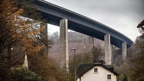 Die gesperrte Talbr&uuml;cke Rahmede der Autobahn 45 bei L&uuml;denscheid. - &copy; Dieter Menne/dpa