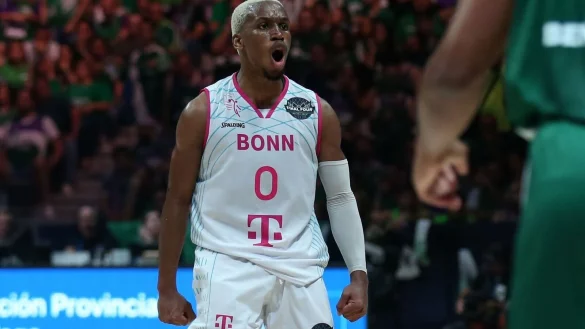 Basketball: Champions League, Unicaja M&aacute;laga - Telekom Baskets Bonn, Final Four, Halbfinale. Bonns TJ Shorts II jubelt. (zu dpa: &laquo;Bonn steht nach Sieg gegen Gastgeber Malaga im Europokal-Endspiel&raquo;) - &copy; Matthias Stickel/dpa