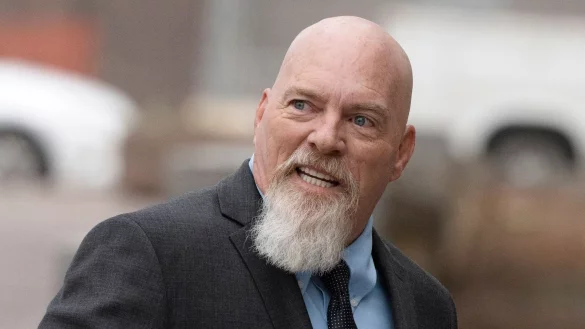 Richard Barnett, der w&auml;hrend des Aufstands im US-Kapitol am 6. Januar 2023 mit den F&uuml;&szlig;en auf einem Schreibtisch im B&uuml;ro der ehemaligen Parlamentspr&auml;sidentin Pelosi fotografiert wurde, ist zu viereinhalb Jahren Haft verurteilt worden. - &copy; Manuel Balce Ceneta/AP/dpa