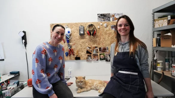 Die Tierpr&auml;paratorinnen Jennifer D&ouml;rk (l) und Laura Eberhard pr&auml;parieren gestorbene Haustiere m&ouml;glichst lebensecht. - &copy; Ann-Marie Utz/dpa