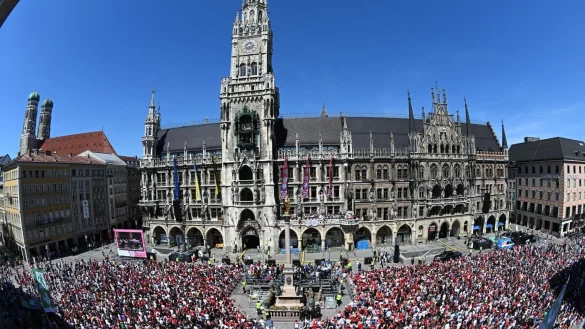 Haben die Fans des FC Bayern M&uuml;nchen nach dem Bundesliga-Finale noch etwas zu feiern auf dem Marienplatz? - &copy; Peter Kneffel/dpa
