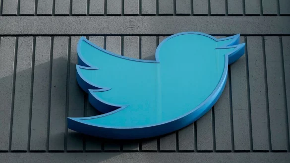 Das Logo des sozialen Netzwerks Twitter an einem Geb&auml;ude der Firmenzentrale in San Francisco. - &copy; Jeff Chiu/AP/dpa