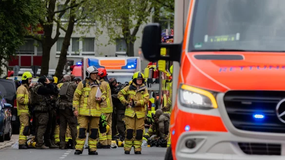 Polizeibeamte und Feuerwehrleute stehen vor einem Hochhaus in Ratingen. - &copy; Rolf Vennenbernd/dpa