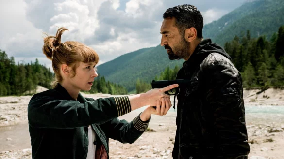 Polizistin Toni Brandner (Sarah Bauerett, l) glaubt dem BKA-Beamten Cuma Ozan (Mehmet Kurtulu?) in einer Szene aus &laquo;Mordach - Tod in den Bergen&raquo; nicht. - &copy; Roland Suso Richter/ARD Degeto/UFA Fiction/dpa