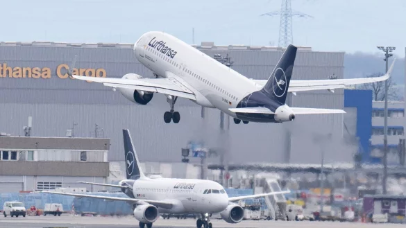 Eine Passagiermaschine der Lufthansa startet vom Flughafen Frankfurt. - &copy; Boris Roessler/dpa