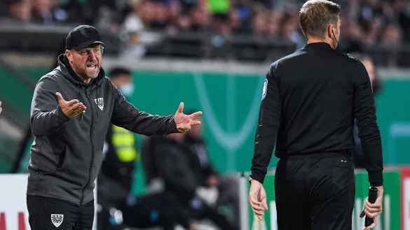 Münsters Trainer Sascha Hildmann (l) hätte lieber im August gegen den FC Bayern gespielt. - © Guido Kirchner/dpa