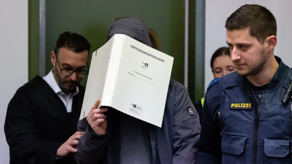 Der wegen schweren sexuellen Missbrauchs angeklagte Mann wird im Landgericht M&uuml;nchen in den Verhandlungssaal gef&uuml;hrt. - &copy; Sven Hoppe/dpa