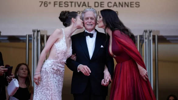 Es ist sein Abend: Michael Douglas bekommt nicht nur die Ehrenpalme, sonder auch ein K&uuml;sschen von Frau Catherine und Tochter Carys (l). - &copy; Daniel Cole/AP/dpa