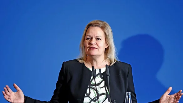 Bundesinnenministerin Nancy Faeser (SPD) steht beim Ampel-Partner FDP wegen ihres Umgangs mit irregulärer Migration in der Kritik. - © Carsten Koall/dpa