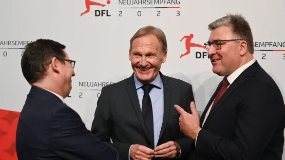 Hans-Joachim Watzke (M), Oliver Leki (l) und Axel Hellmann beim DFL-Neujahrsempfang zusammen. - &copy; Arne Dedert/dpa