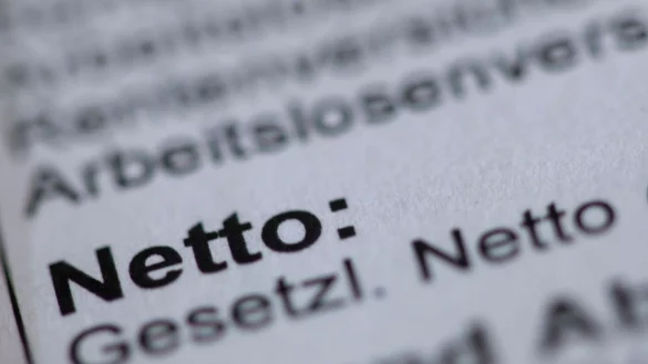 Entdeckt man im Netto-Auszahlungsbetrag einen Fehler, sollte man sich direkt an den Arbeitgeber wenden. - © Jens Büttner/dpa-Zentralbild/dpa-tmn