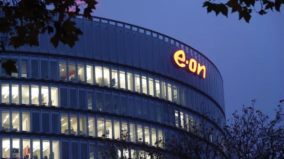 Das Logo des Energiekonzerns E.on leuchtet an der Fassade der Unternehmenszentrale in Essen. - &copy; Mona Wenisch/dpa/Archivbild