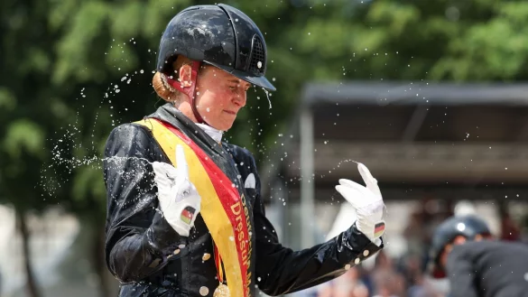Jessica von Bredow-Werndl feiert ihren Meisterschaftstitel. - &copy; Friso Gentsch/dpa