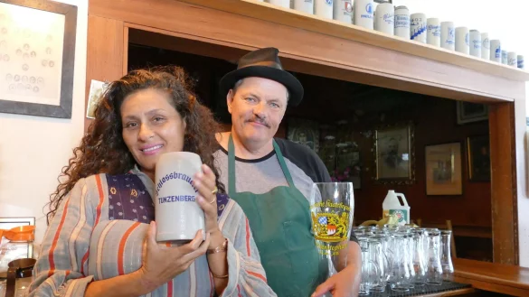 Fabrizio Wiest, Besitzer des deutschen Restaurants &laquo;Suppenk&uuml;che&raquo;, und seine Frau Mandee Lopez stehen hinterm Tresen. - &copy; Barbara Munker/dpa