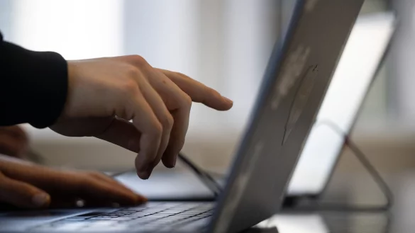 Nach der Verabschiedung einer Start-up-Strategie sieht die Bundesregierung Fortschritte - die Opposition nicht. - © Sebastian Gollnow/dpa