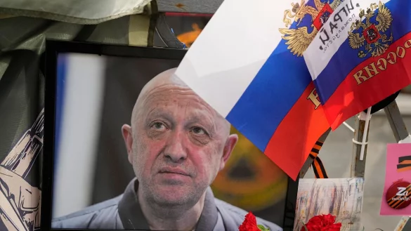 Ein Portr&auml;t des russischen S&ouml;ldnerf&uuml;hrers Jewgeni Prigoschin steht an einer informellen Gedenkstelle in der N&auml;he des Kremls. - &copy; Alexander Zemlianichenko/AP/dpa
