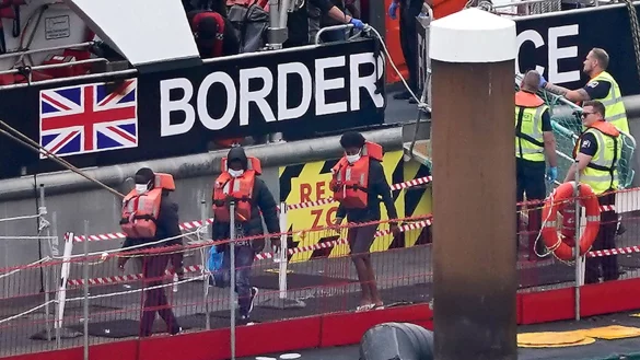 Migranten sind an Bord eines Schiffes der Grenztruppen nach Dover gebracht worden, nachdem sie bei einem Zwischenfall mit einem kleinen Boot im Ärmelkanal gerettet wurden (Archivbild). - © Gareth Fuller/PA Wire/dpa