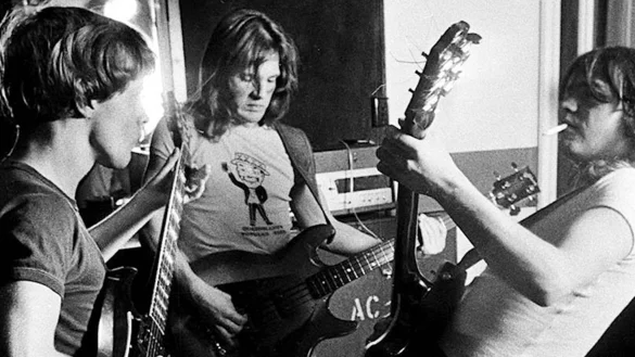 AC/DC ist das Familienunternehmen der drei Br&uuml;der George, Angus und Malcolm Young (l-r) . - &copy; Philip Morris/Arte/dpa
