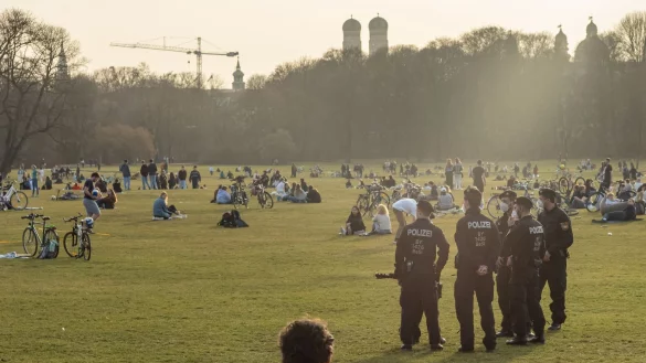 Polizisten stehen 2021 im Englischen Garten und kontrollieren, ob die Menschen die wegen Corona vorgeschriebenen Abst&auml;nde einhalten (Archivbild). - &copy; Peter Kneffel/dpa