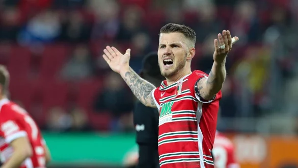 Augsburgs Jeffrey Gouweleeuw gestikuliert. - &copy; Christian Kolbert/dpa/Archivbild