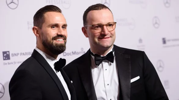 Jens Spahn (r.) und sein Ehepartner Daniel Funke im November 2018 beim 67. Bundespresseball im Hotel Adlon. - &copy; Gregor Fischer/dpa