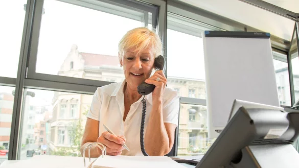 Arbeitgeber k&ouml;nnen anordnen, dass Besch&auml;ftigte k&uuml;nftig mit Kunden auf Englisch telefonieren. Gegebenenfalls m&uuml;ssen dann aber entsprechende Schulungen angeboten werden. - &copy; Christin Klose/dpa-tmn