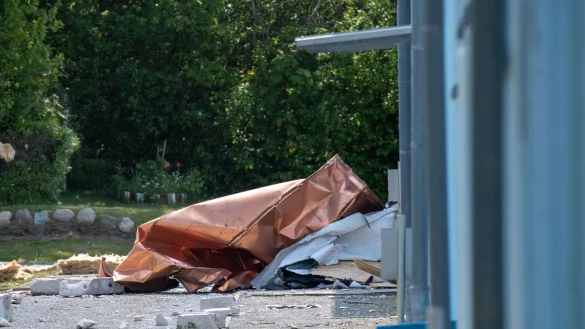 Dieses Ferienhaus ist bei der Explosion nicht unbeschadet davongekommen. - &copy; Stefan Sauer/dpa