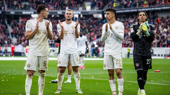 Bayerns Benjamin Pavard (l-r), Matthijs de Ligt, Joao Cancelo und Torwart Yann Sommer bedanken sich nach dem Spiel in Freiburg bei den Fans. - &copy; Tom Weller/dpa