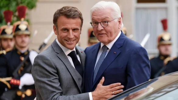 Emmanuel Macron begr&uuml;&szlig;t Frank-Walter Steinmeier. - &copy; Ludovic Marin/AFP/dpa