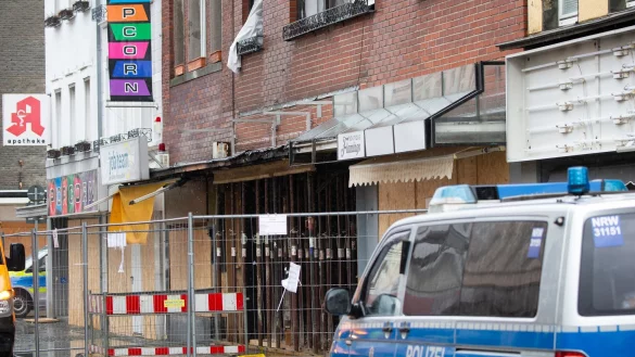 Ein Fahrzeug der Polizei steht in der Neustra&szlig;e vor dem besch&auml;digten Geb&auml;ude. - &copy; Thomas Banneyer/dpa