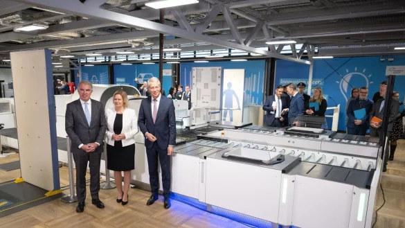 Lufthansa-Chef Carsten Spohr (l-r), Bundesinnenministerin Nancy Faeser (SPD) und Stefan Schulte, Vorstandsvorsitzender der Fraport AG, stellen die modernen CT-Scannern am Flughafen Frankfurt vor. - &copy; Sebastian Gollnow/dpa