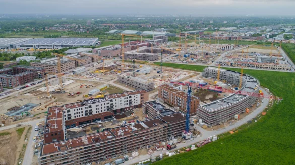 Mehrfamilienh&auml;user entstehen in Kronsrode bei Hannover: Immobilien werden noch einmal teurer. - &copy; Julian Stratenschulte/dpa