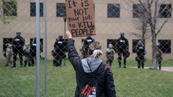 Eine Protestaktion in Minneapolis nach dem Tod von Daunte Wright: &laquo;Es ist nicht euer Job, Menschen zu t&ouml;ten&raquo;. - &copy; John Minchillo/AP/dpa