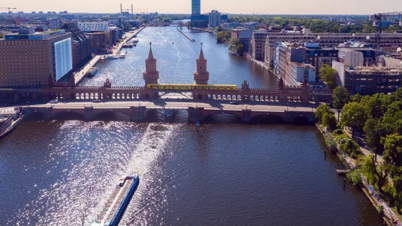 Ein Ausflugsschiff f&auml;hrt unweit der Oberbaumbr&uuml;cke auf der Spree in Richtung Berliner Innenstadt. - &copy; Paul Zinken/dpa