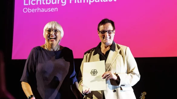 Claudia Roth (l) zeichnet den Lichtburg Filmpalast in Oberhausen mit Petra Rockenfeller f&uuml;r das beste Kinder- und Jugendprogramm aus. - &copy; Markus Scholz/dpa