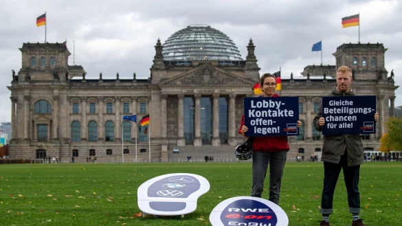 Symbolische, große Fußspuren sind bei einer Aktion des Vereins Lobbycontrol auf dem Platz der Republik vor dem Reichstagsgebäude zu sehen. Mit der Aktion wollten die Aktivisten deutlich machen, wie groß der Einfluss von Lobbyakteuren ist. - © Zentralbild/dpa-Zentralbild/dpa