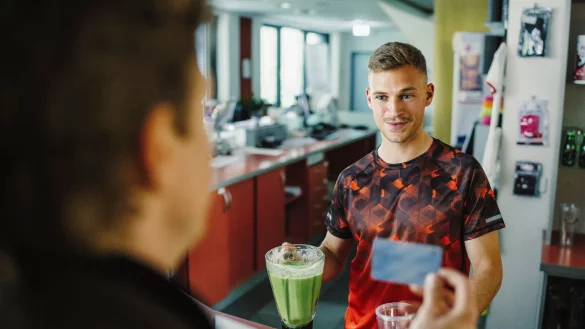 Fitnesstrainer Kenny (Joshua Kimmich, r) spricht mit Kalli Hammermann (Ferdinand Hofer) - eine Szene aus &laquo;Tatort: Hackl&raquo;. - &copy; Hendrik Heiden/BR, Tellux Film GmbH/dpa