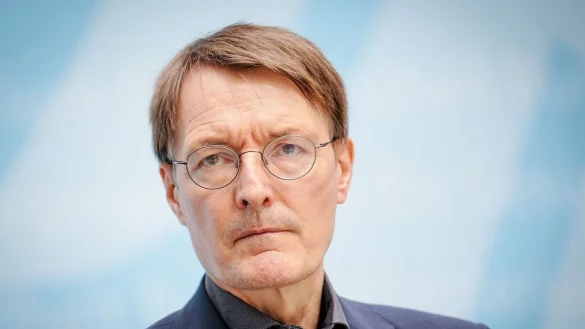 Karl Lauterbach (SPD), Bundesminister f&uuml;r Gesundheit, blickt kritisch zur&uuml;ck auf so manche Corona-Ma&szlig;nahme. - &copy; Kay Nietfeld/dpa