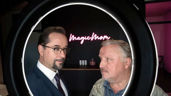 Boerne (l, Jan Josef Liefers) und Thiel (Axel Prahl) in einer Szene aus dem «Tatort - MagicMom». - © Thomas Kost/WDR/Bavaria Fiction GmbH/dpa