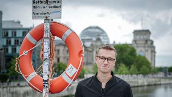 Julian Pahlke (B&uuml;ndnis 90/Die Gr&uuml;nen) war in der zivilen Seenotrettung auf dem Mittelmeer aktiv. - &copy; Kay Nietfeld/dpa