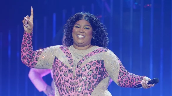 Die US-amerikanische S&auml;ngerin Lizzo auf der B&uuml;hne der Barclays Arena in Hamburg. - &copy; Marcus Brandt/dpa