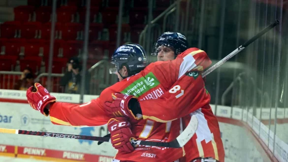 D&uuml;sseldorfs Daniel Fischbuch (l) und Stephen Macaulay feiern das 3:0. - &copy; Federico Gambarini/dpa