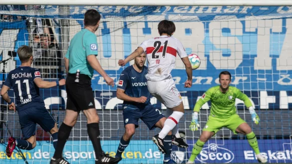 Hiroki Ito (2.v.r) brachte den VfB Stuttgart in Bochum in F&uuml;hrung. - &copy; Bernd Thissen/dpa