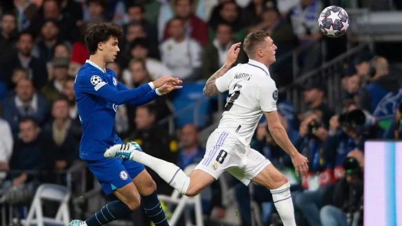 Toni Kroos (r) hat nach dem Hinspielsieg gegen Chelsea das Halbfinale mit Real Madrid im Blick. - &copy; Agencialof/Action Plus Sports via ZUMA Wire/dpa