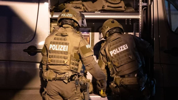 Beamte eines Spezialeinsatzkommandos (SEK) der Polizei agieren in einem Wohngebiet im hessischen Viernheim. - &copy; Boris Roessler/dpa
